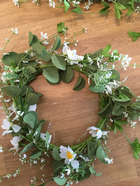 14” White Mini Daisy wreath w/ heather