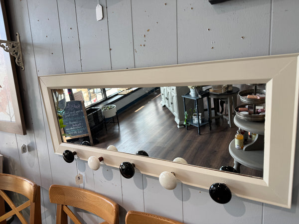 Plaster colored knob mirror